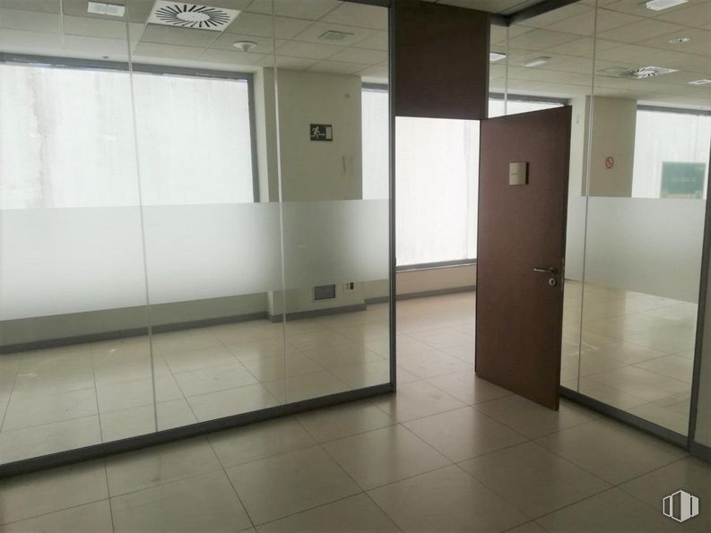 Retail for sale & for rent at Calle Gijón, Fuenlabrada, Madrid, 28942 with door, building, fixture, flooring, window, floor, line, wall, ceiling and glass around