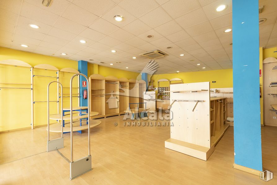 Retail for sale at Zona centro, Azuqueca de Henares, Guadalajara, 19200 with furniture, building, fixture, hall, flooring, cabinetry, door, chair, table and real estate around