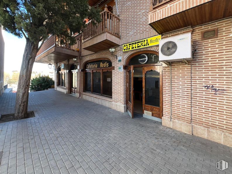 Local en alquiler y venta en Calle Pablo Iglesias, Arganda del Rey, Madrid, 28500 con puerta, ladrillo, albañilería y acera alrededor