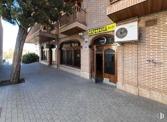 Retail for sale & for rent at Calle Pablo Iglesias, Arganda del Rey, Madrid, 28500 with door, brick, brickwork and sidewalk around