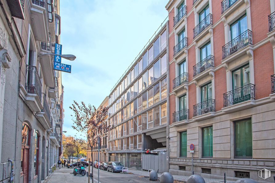 Office for rent at Calle Prim, 12, Centro, Madrid, 28004 with window, building, sky, cloud, infrastructure, road surface, urban design, thoroughfare, neighbourhood and condominium around