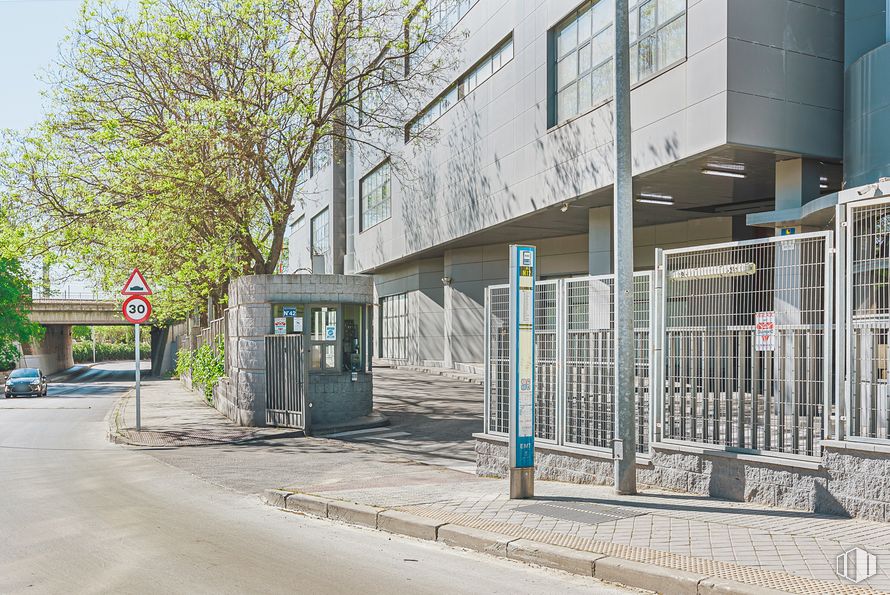 Industrial for rent at Edificio Novosur, Avenida Rosales, 42, Villaverde, Madrid, 28041 with building, window, road surface, urban design, tree, asphalt, plant, residential area, neighbourhood and house around