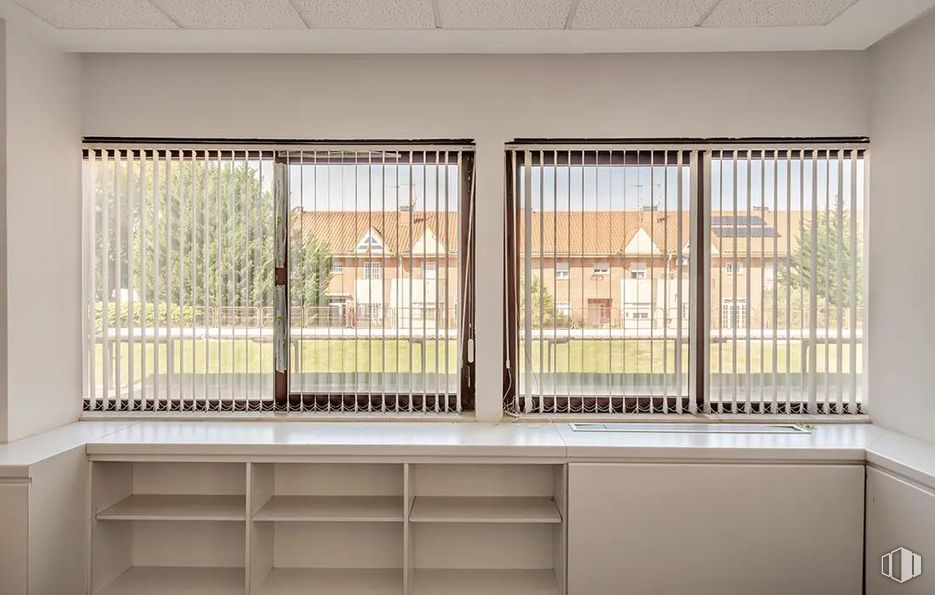 Oficina en venta en Calle Rosa Lima, Las Rozas de Madrid, Madrid, 28290 con ventana, persiana de la ventana, edificio, accesorio, madera, arquitectura, interiorismo, planta, sombra y casa alrededor