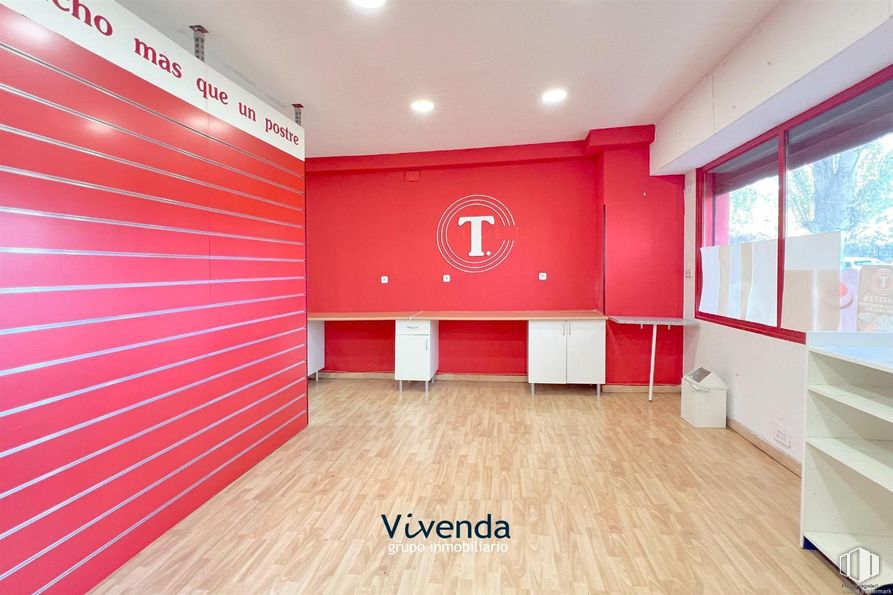 Local en alquiler en Calle Pintor Velázquez, Móstoles, Madrid, 28933 con ventana, rojo, interiorismo, suelos, techo, pintura, barniz, limpieza y suelos de madera alrededor