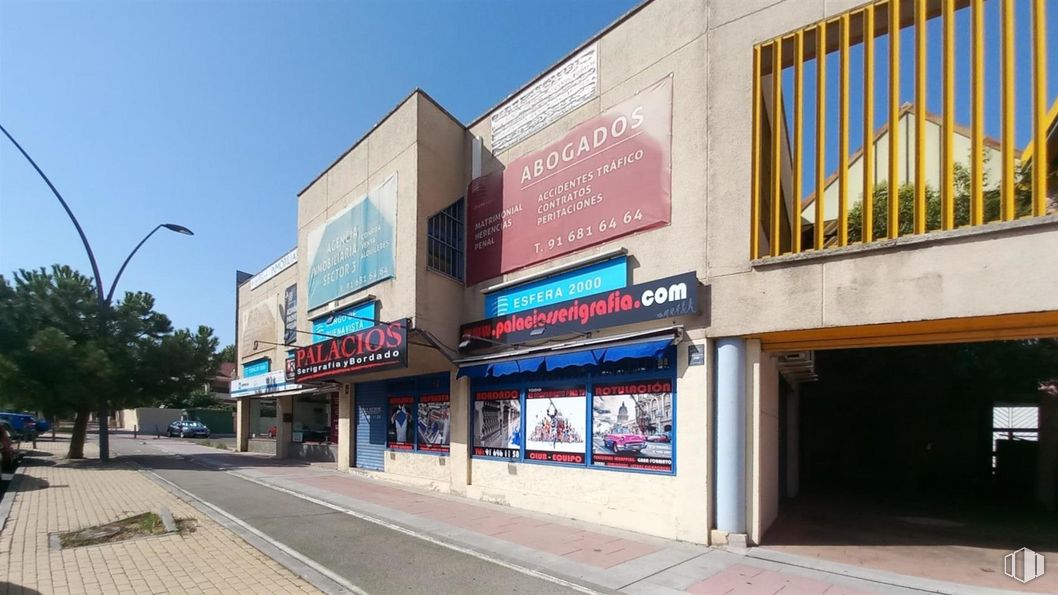 Local en venta en Centro Comercial 2000, Avenida Juan Carlos I, 13, Getafe, Madrid, 28905 con propiedad, cielo, luz de la calle, edificio, fachada, inmobiliario, árbol, ciudad, edificio comercial y uso mixto alrededor