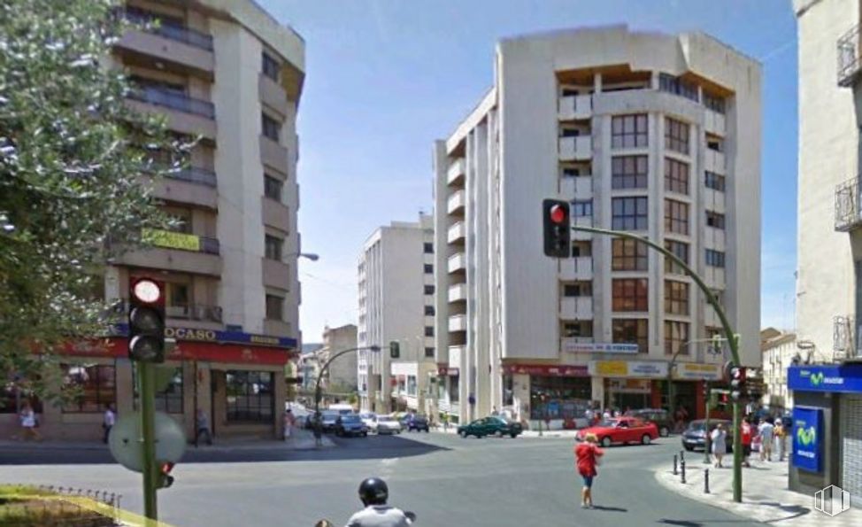 Retail for sale & for rent at Centro comercial Cuatro Caminos, Cuenca, 16003 with building, person, sky, daytime, property, window, infrastructure, car, plant and wheel around