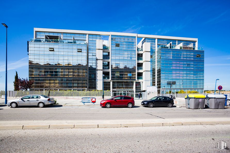 Oficina en alquiler en Edificio Alius, Calle Arquímedes, 2, Leganés, Madrid, 28914 con coche, edificio, contenedor de basura, rueda, neumático, vehículo terrestre, vehículo, cielo, ventana, diseño automotriz y arquitectura alrededor