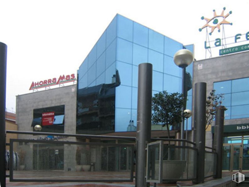 Local en venta en  Centro Comercial La Feria, Calle Marqués de Santillana, 10, Colmenar Viejo, Madrid, 28770 con cielo, fachada, edificio comercial, ciudad, gas, área metropolitana, edificio, uso mixto, sombra y publicidad alrededor