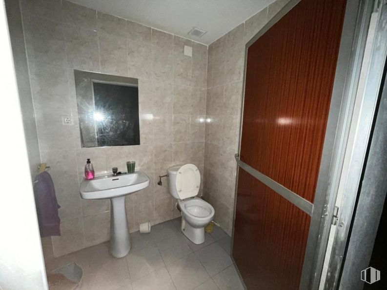 Retail for sale & for rent at Calle Princesa Zaida, Cuenca, 16002 with toilet, sink, mirror, plumbing fixture, property, building, tap, bathroom, interior design and wood around