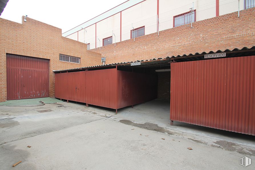 Nave en venta en Travesía Igarsa, 1, Paracuellos de Jarama, Madrid, 28860 con ebanistería, puerta, cielo, madera, superficie de carretera, albañilería, asfalto, ladrillo, sombra y pared alrededor