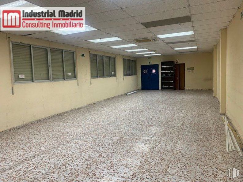 Nave en venta en Zona industrial, Coslada, Madrid, 28820 con puerta, ventana, accesorio, suelo, suelos, pared, hall, superficie de la carretera, techo y hormigón alrededor