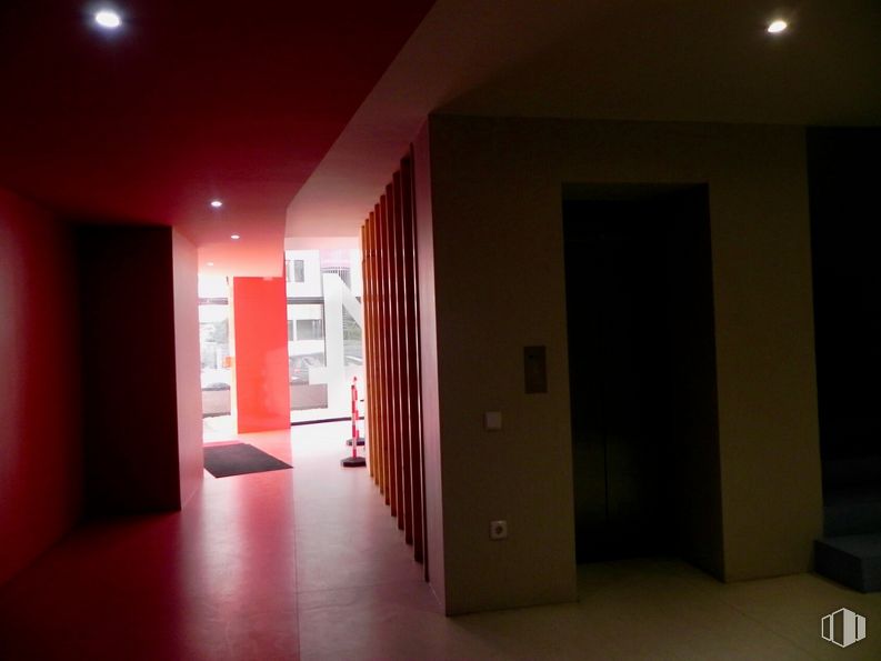 Oficina en venta en Edificio Auge III, Calle María Tubau, 4, Fuencarral - El Pardo, Madrid, 28050 con accesorio, madera, entrada, piso, tintes y matices, vidrio, arte, magenta, yeso y espacio alrededor