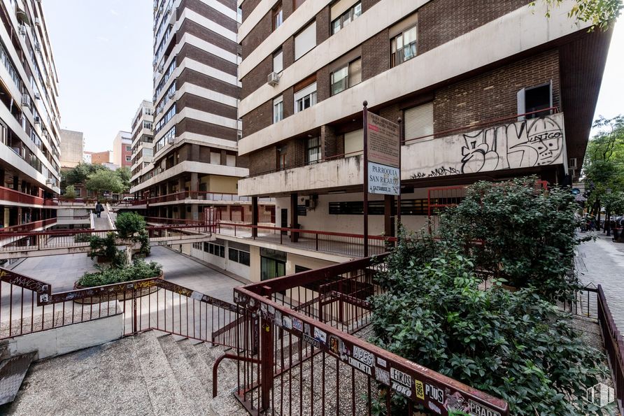 Retail for sale & for rent at Calle Gaztambide, Chamberí, Madrid, 28015 with building, plant, window, urban design, tree, condominium, residential area, real estate, facade and sky around