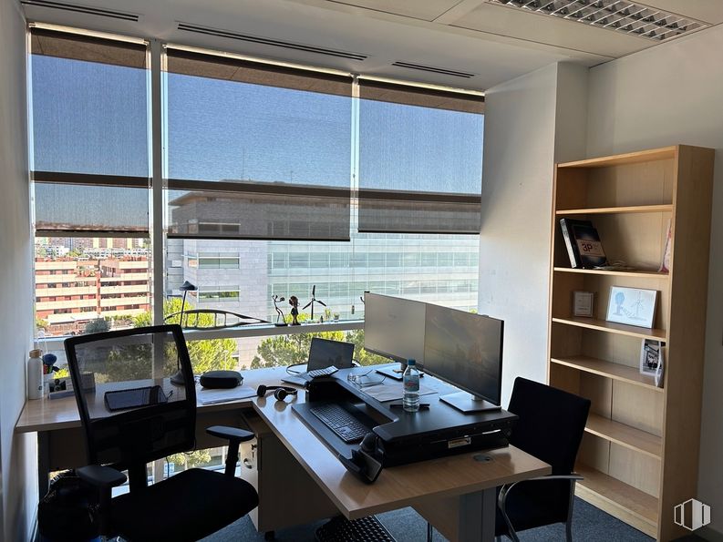 Oficina en alquiler en Edificio A, Calle Anabel Segura, 11, Alcobendas, Madrid, 28109 con estantería, pantalla de ordenador, silla, ventana, escritorio, teclado del ordenador, edificio, mueble, mesa y propiedad alrededor