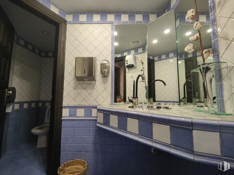 Retail for sale at Parque de los Estados, Fuenlabrada, Madrid, 28945 with tap, mirror, plumbing fixture, sink, bathroom, interior design, building, floor, flooring and countertop around