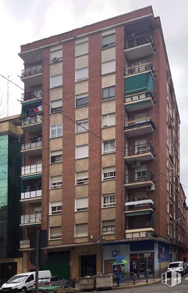 Retail for sale at Paseo de la Estación, Talavera de la Reina, Toledo, 45600 with building, sky, daytime, property, window, car, cloud, tower block, infrastructure and wheel around