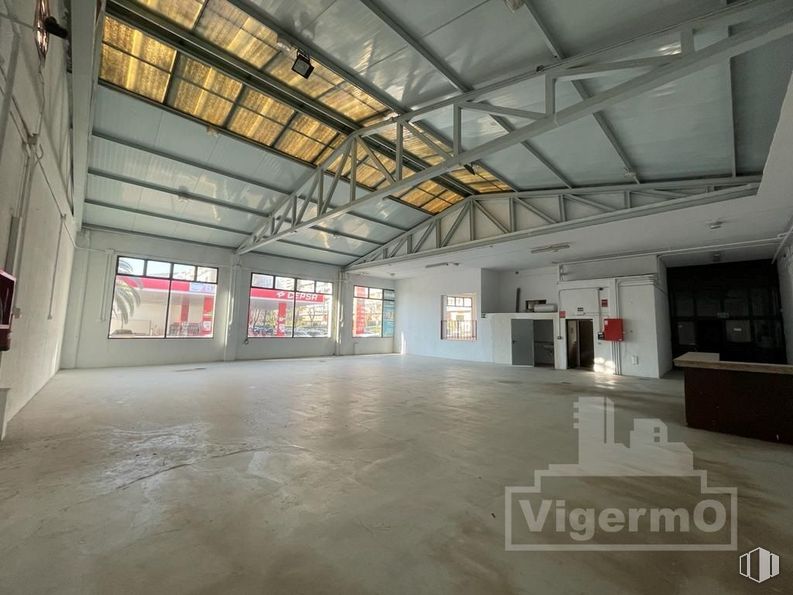 Nave en alquiler y venta en Calle Pozo Nieve, Torrejón de Ardoz, Madrid, 28850 con ventana, accesorio, hall, suelo, edificio, suelos, material compuesto, techo, hormigón y transparencia alrededor