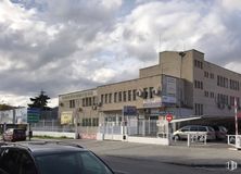 Office for rent at Calle San Jaime, 1, Villa de Vallecas, Madrid, 28031 with car, building, cloud, sky, window, vehicle, street light, automotive exterior, tree and motor vehicle around