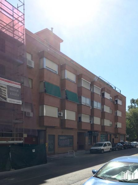 Retail for rent at Calle Alquiles, 21, San Blas - Canillejas, Madrid, 28022 with car, building, automotive parking light, sky, land vehicle, daytime, vehicle, window, infrastructure and hood around