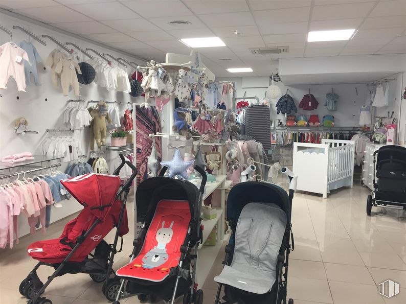 Retail for sale & for rent at Calle José Zorrilla, 8, Segovia, 40002 with infant bed, luggage & bags, top, automotive design, interior design, chair, motor vehicle, art, event and building around