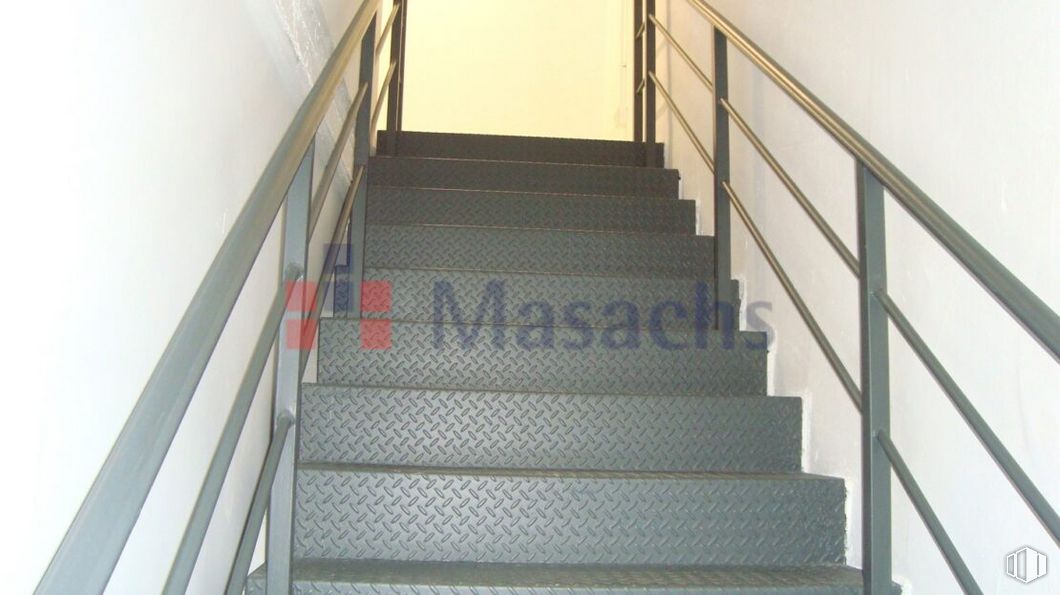 Nave en venta en Polígono industrial Neinor, Meco, Madrid, 28880 con escaleras, edificio, suelo, accesorio, madera, suelos, balaustre, material compuesto, simetría y pasamanos alrededor