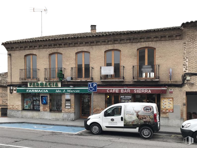 Office for rent at Calle Cardenal Tavera, Toledo, 45003 with van, building, car, window, tire, wheel, land vehicle, vehicle, property and motor vehicle around