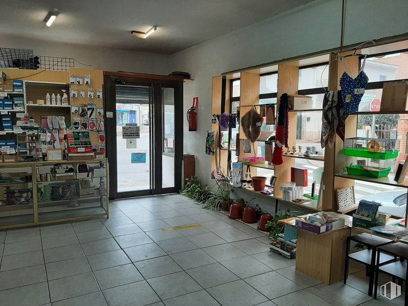 Retail for rent at Zona Centro, Loeches, Madrid, 28890 with door, interior design, houseplant, plant, shelf, retail, flooring, trade, shelving and desk around