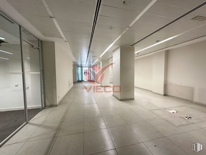 Retail for rent at Calle Fermín Caballero, Cuenca, 16004 with fixture, hall, flooring, floor, door, building, glass, ceiling, space and symmetry around