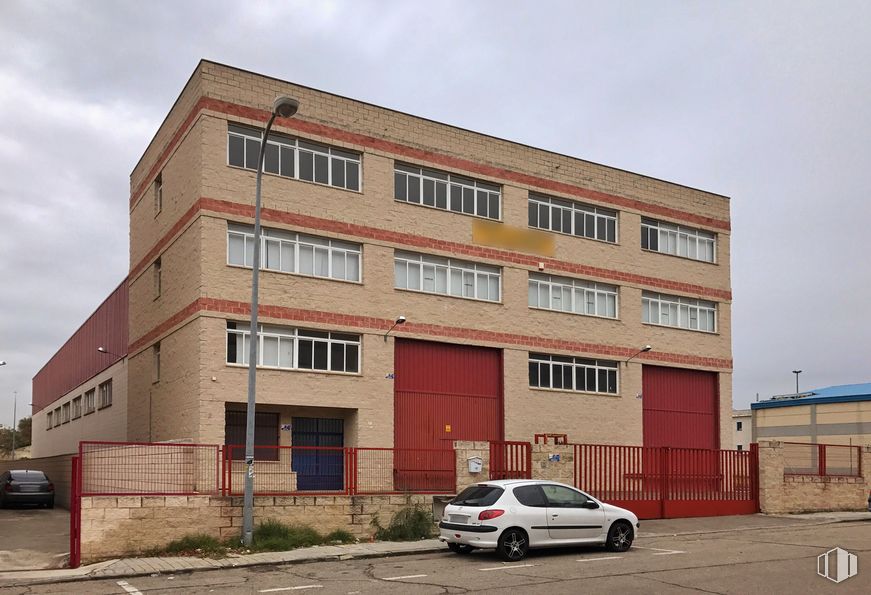 Industrial for sale at Polígono Industrial Las Mezquitas, Getafe, Madrid, 28906 with car, window, building, automotive parking light, sky, tire, property, vehicle, cloud and wheel around