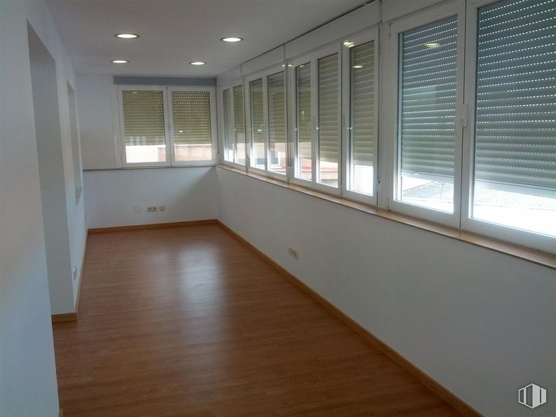 Oficina en alquiler en Calle Gran Vía, 28, Majadahonda, Madrid, 28220 con ventana, persiana de la ventana, suelos, madera, suelo, interiorismo, techo, suelos de madera, revestimiento de ventanas y apartamento alrededor