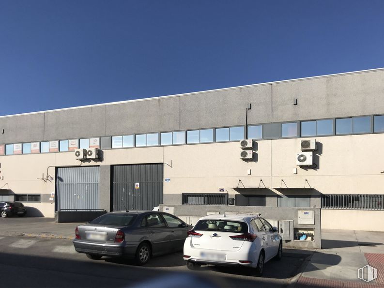 Industrial for rent at Calle Sierra de Las Alpujarras, Arganda del Rey, Madrid, 28500 with car, tire, wheel, automotive parking light, asphalt, parking, parking lot, family car, luxury vehicle and sport utility vehicle around