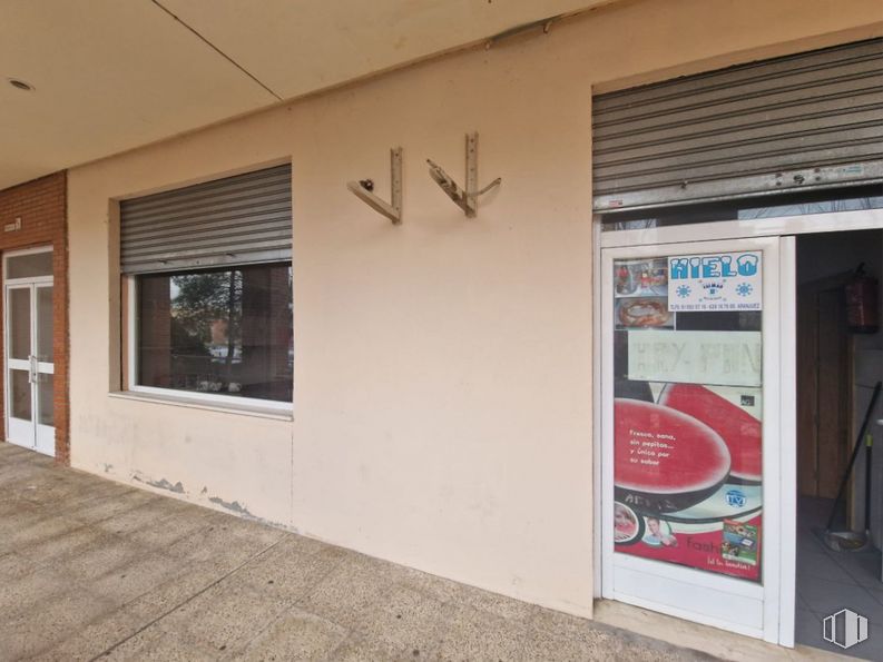 Retail for sale at Zona Santa María de Benquerencia , Toledo, 45007 with window, fixture, wall, font, facade, wood, gas, door, flooring and composite material around