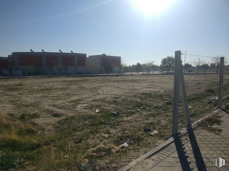 Suelo en venta en P.I. El Gato, Villaverde, Madrid, 28021 con edificio, cielo, ecorregión, lote de tierra, luz solar, horizonte, paisaje, llanura, valla y hierba alrededor