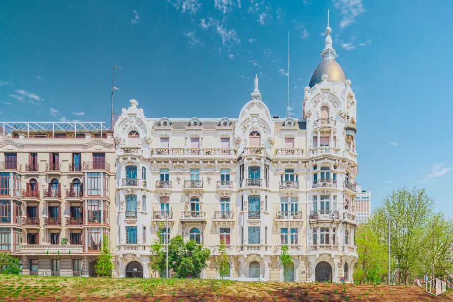 Oficina en alquiler en Calle Ferraz, 2, Moncloa - Aravaca, Madrid, 28008 con edificio, planta, cielo, nube, fachada, ciudad, bienes raíces, ventana, hierba y simetría alrededor