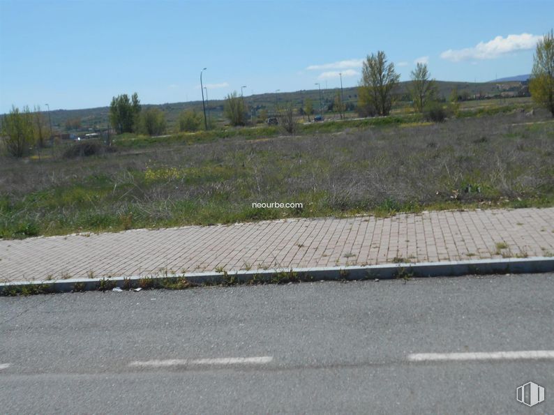 Land for sale at Calle Hoyo de Pinares, Ávila, 05002 with plant, sky, road surface, tree, slope, asphalt, cloud, land lot, grass and thoroughfare around