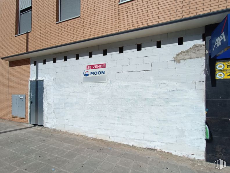 Retail for sale at Bulevar Clara Campoamor, Guadalajara, 19005 with window, door, road surface, asphalt, building, brickwork, wood, fixture, brick and font around