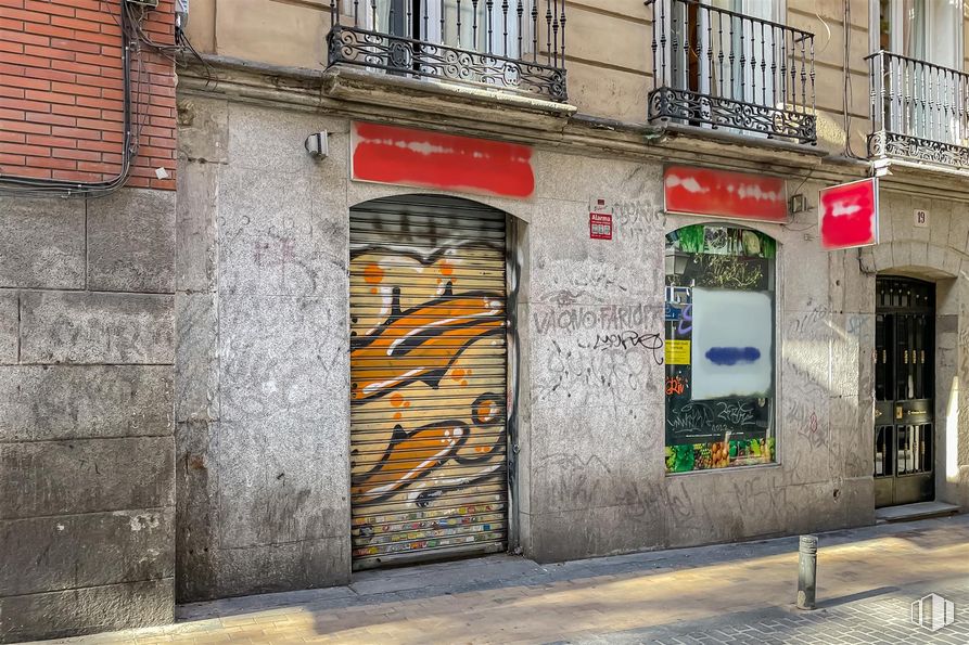 Local en alquiler y venta en Calle Pez, Centro, Madrid, 28004 con puerta, edificio, ladrillo, accesorio, superficie de la carretera, arte, ventana, albañilería, fachada y fuente alrededor