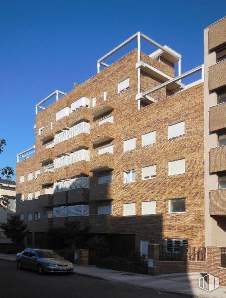 Retail for sale at Calle Cristino Mallo, Parla, Madrid, 28980 with car, window, daytime, wall, building, facade, architecture, apartment, residential area and urban design around