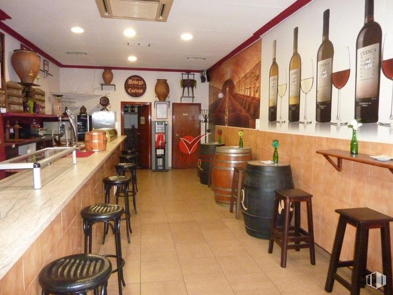 Retail for rent at Zona céntrica, Cuenca, 16004 with stool, packaged goods, person, property, table, furniture, lighting, building, interior design and barware around