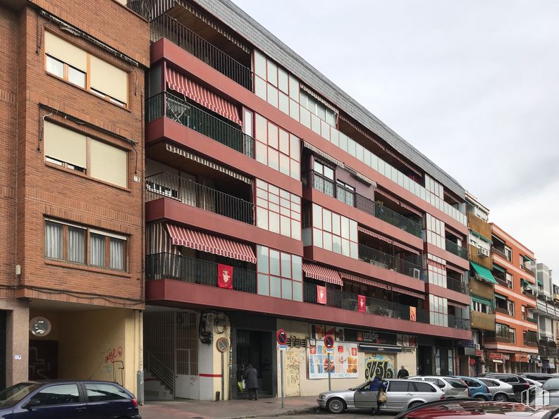 Retail for sale at Calle Sol, 5, Leganés, Madrid, 28911 with car, window, automotive parking light, building, wheel, tire, property, vehicle, sky and urban design around