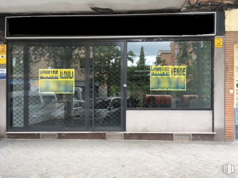 Local en venta en Calle Luis Ruiz, 6, Ciudad Lineal, Madrid, 28017 con edificio, puerta, accesorio, planta, ventana, fuente, fachada, gas, exterior automotriz y vidrio alrededor