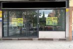 Local en venta en Calle Luis Ruiz, 6, Ciudad Lineal, Madrid, 28017 con edificio, puerta, accesorio, planta, ventana, fuente, fachada, gas, exterior automotriz y vidrio alrededor