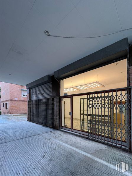 Local en alquiler en Zona Antonio Machado, Moncloa - Aravaca, Madrid, 28035 con sombra, superficie de la carretera, madera, luz solar, propiedad material, fachada, inmobiliario, tintes y matices, asfalto y carretera alrededor