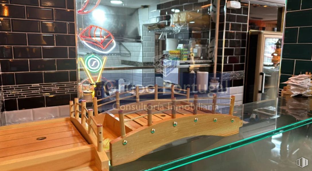 Retail for rent at Zona Puerta de Toledo, Centro, Madrid, 28005 with wood, interior design, restaurant, wood stain, glass, hardwood, varnish and plywood around