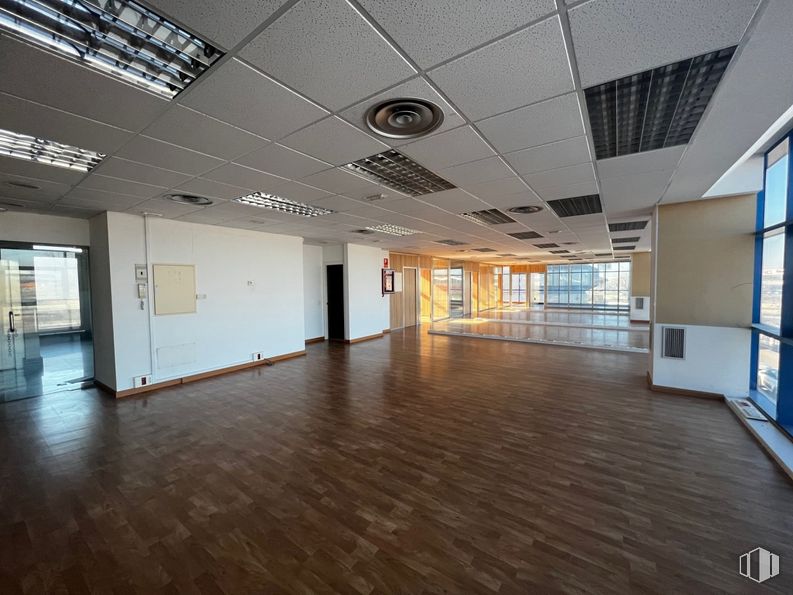 Office for sale at Calle Francisco Alonso, Alcalá de Henares, Madrid, 28806 with light fixture, lighting, flooring, floor, interior design, ceiling, wood flooring, glass, hall and tile flooring around