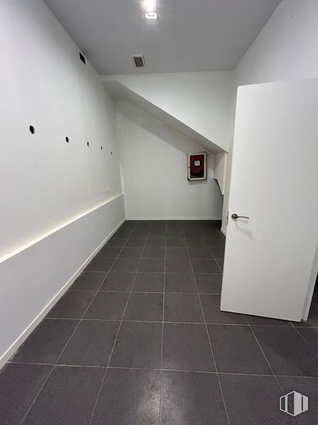 Retail for rent at Calle Infantas, 19, Centro, Madrid, 28004 with door, fixture, grey, flooring, floor, composite material, ceiling, wood, tile flooring and space around