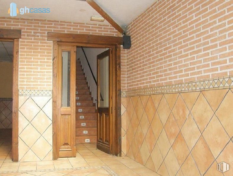 Retail for sale at Calle Real, Navalafuente, Madrid, 28729 with door, fixture, wood, building, home door, shade, brick, facade, real estate and brickwork around