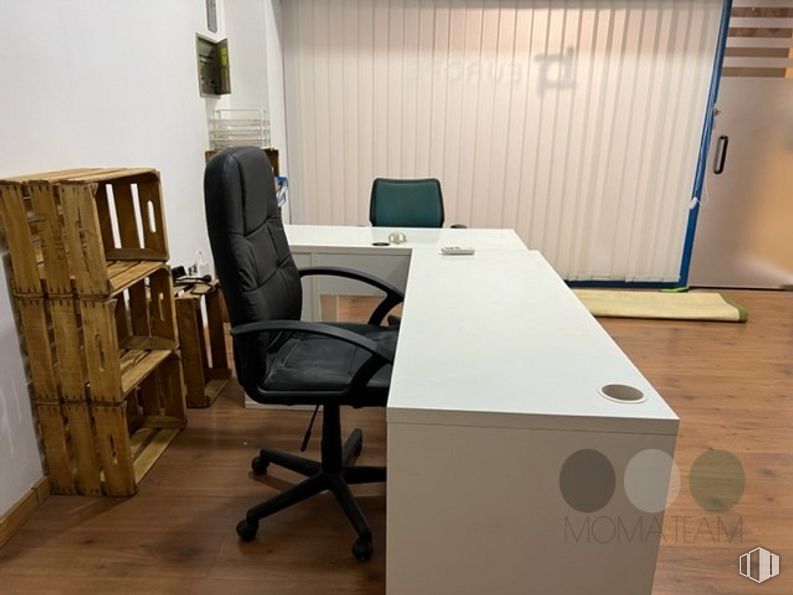 Retail for sale & for rent at Casco urbano, Valdemorillo, Madrid, 28210 with chair, furniture, desk, table, computer desk, office chair, architecture, interior design, wood and floor around