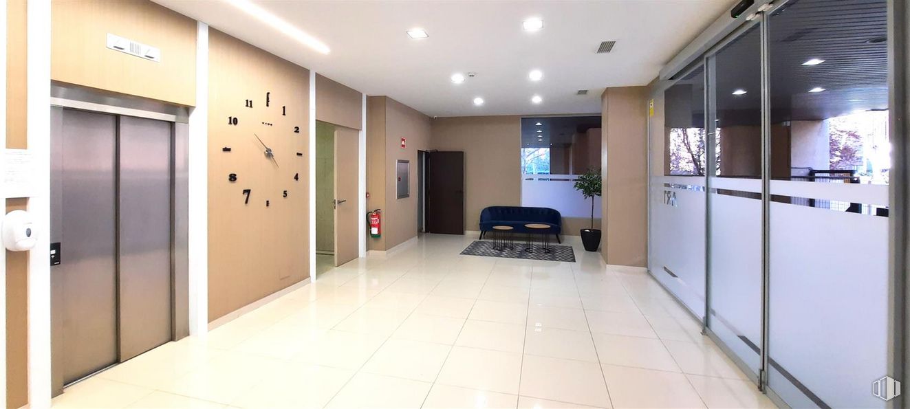 Oficina en venta en Calle Arte, Ciudad Lineal, Madrid, 28033 con puerta, propiedad, interiorismo, suelo de baldosas, suelo, hall, suelos, accesorio, inmobiliario y ventana alrededor