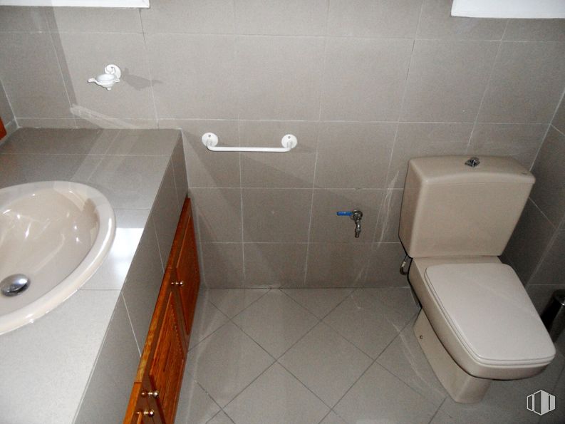 Oficina en alquiler en Centro urbano, Getafe, Madrid, 28901 con inodoro, fregadero, propiedad, accesorio de fontanería, baño, lavabo de baño, grifo, accesorio, piso y pavimentos alrededor